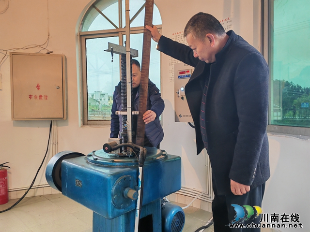 泸县各中小型水库开闸放水保春灌(图3) 开闸放水(曾佐然摄).jpg