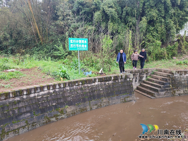 泸县各中小型水库开闸放水保春灌(图4) 巡察渠道放水情况(曾佐然摄).jpg