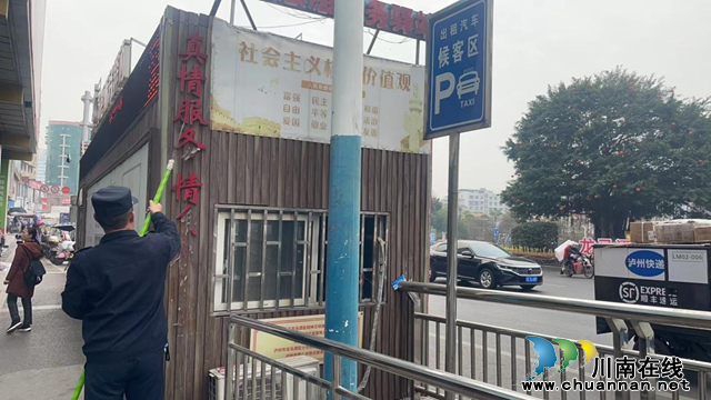 龙马潭区小市街道执法队开展违规广告牌整治工作