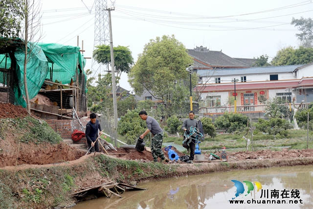 工人们铺设管道 (1).JPG