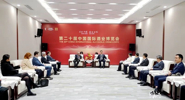 泸州市委副书记、市长余先河会见出席第二十届中国国际酒业博览会的国外嘉宾