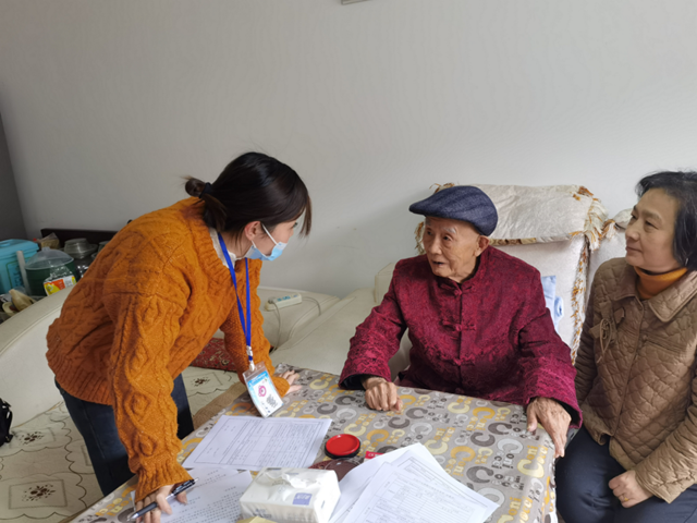 古蔺县不动产登记中心：开通“绿色通道”，为百岁老人上门服务