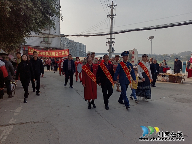 军营建功业 喜报家乡传丨泸县：现役军人立功 喜报送到家 