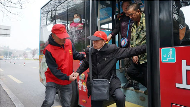 泸州公交多措并举为市民提供公交出行服务(图5) 5.jpg