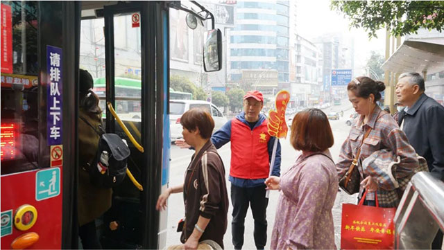 泸州公交多措并举为市民提供公交出行服务(图4) 4.jpg
