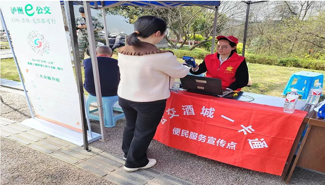 泸州公交多措并举为市民提供公交出行服务(图9) 10.jpg