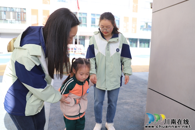 叙永县鱼凫公园幼儿园开展食品安全应急处置演练 (3).JPG
