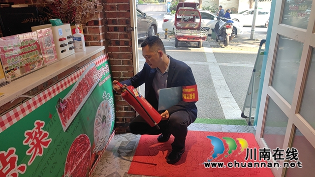 江阳区华阳街道：开展“九小场所”大排查 筑牢安全“防火墙”1.jpg