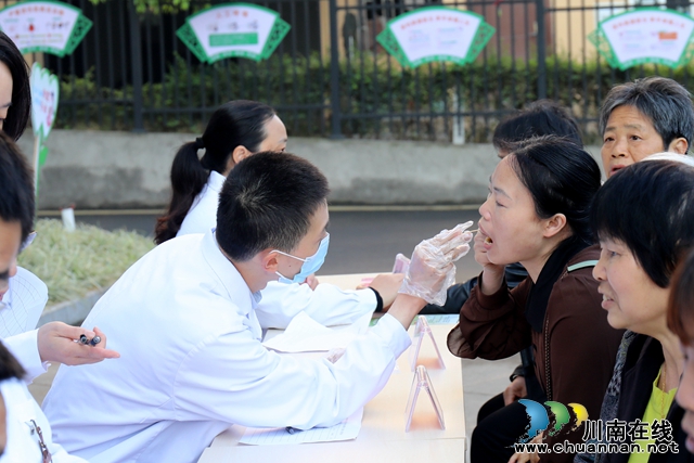 龙马潭：专家义诊下基层，优质服务送到家