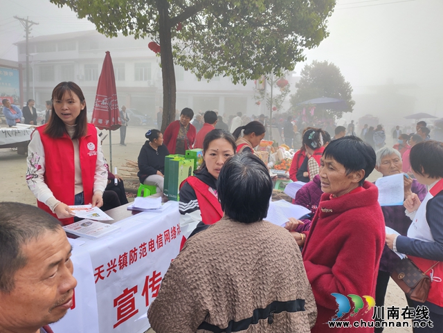 泸县天兴镇:巧借“龙贯春会”,唱响反诈、禁毒宣传“好声音”(图2) c4c53e57c89f616fcc939a7bdc16209.jpg