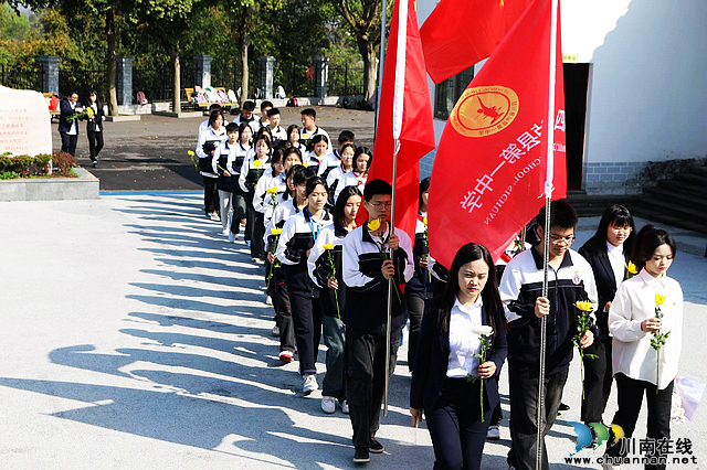 泸县一中开展清明节祭英烈活动