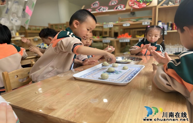 叙永县鱼凫公园幼儿园开展清明节主题活动(图2) 图2.jpg