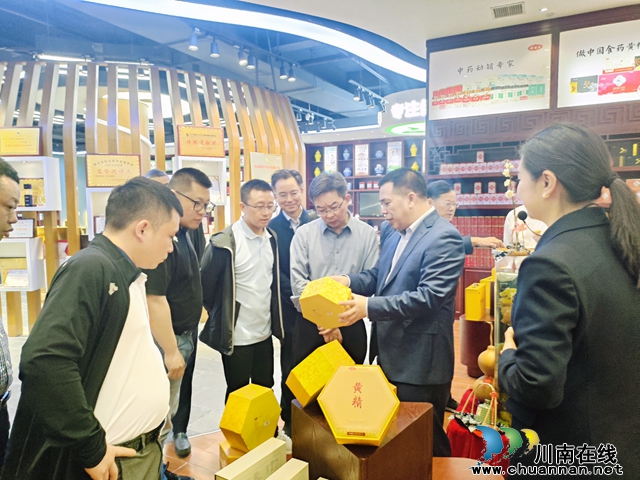 彭兵出席民建怀化市委会成立二十周年纪念大会(图2) 调研怀仁集团1.jpg