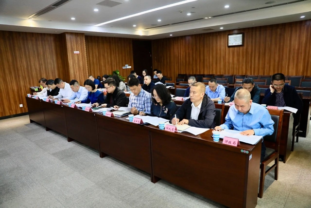 泸州高新区党工委理论学习中心组(扩大)会议召开(图3) 微信图片_20240401155710.jpg