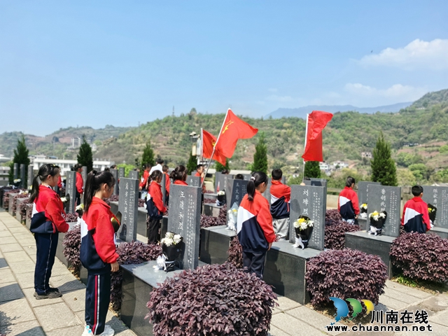 叙永县正东中心校开展“缅怀革命先烈 传承红色基因”清明扫墓活