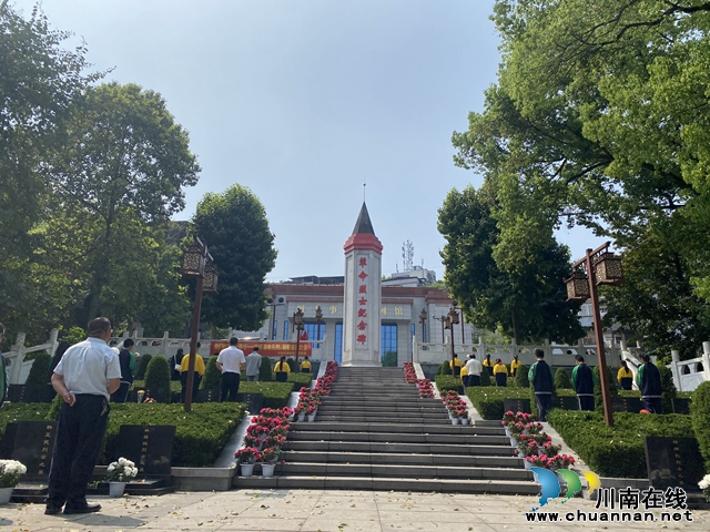 泸县瓦子中小学开展清明节烈士陵园祭扫活动