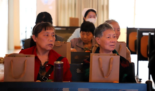 20余位关节置换患者勇攀玉蟾山!(图4) 4.jpg