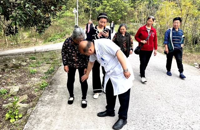 20余位关节置换患者勇攀玉蟾山!(图5) 5.jpg