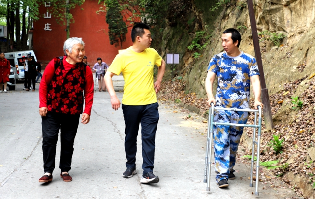 20余位关节置换患者勇攀玉蟾山!(图6) 6.jpg