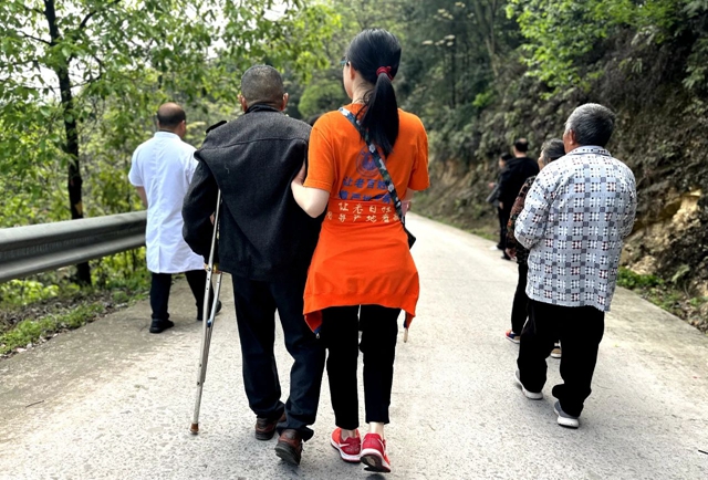 20余位关节置换患者勇攀玉蟾山!(图8) 8.jpg