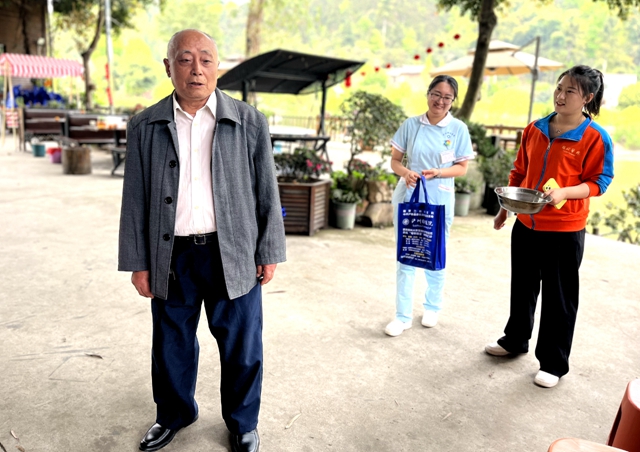 20余位关节置换患者勇攀玉蟾山!(图12) 12.jpg