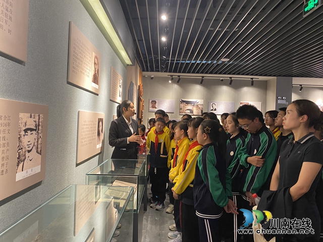 革命精神薪火继 清明祭扫慰忠魂丨泸县各中小学开展清明节烈士陵园祭扫活动(图1) 参观烈士事迹陈列錧(鲁玉彩摄).jpg