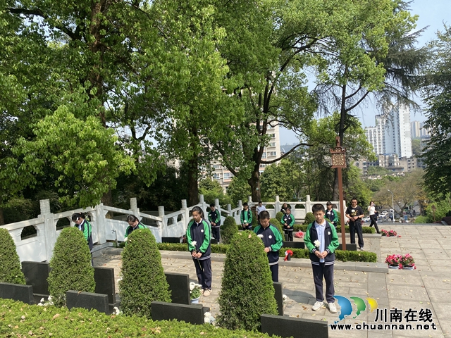 革命精神薪火继 清明祭扫慰忠魂丨泸县各中小学开展清明节烈士陵园祭扫活动(图4) 敬献鲜花(鲁玉彩摄).jpg