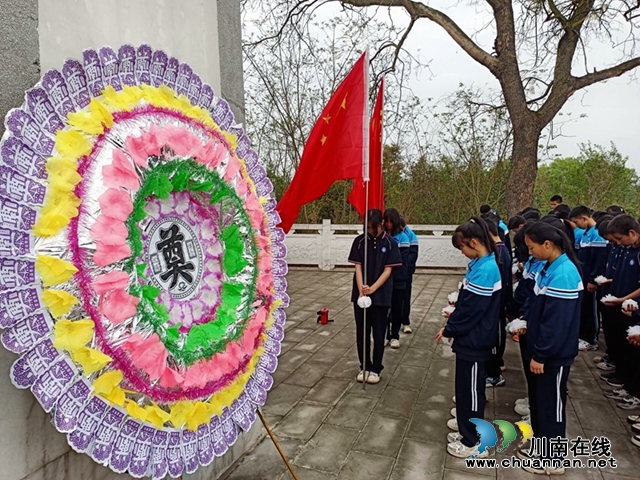 泸县六中开展“清明祭英烈”活动(图2) 2.jpg