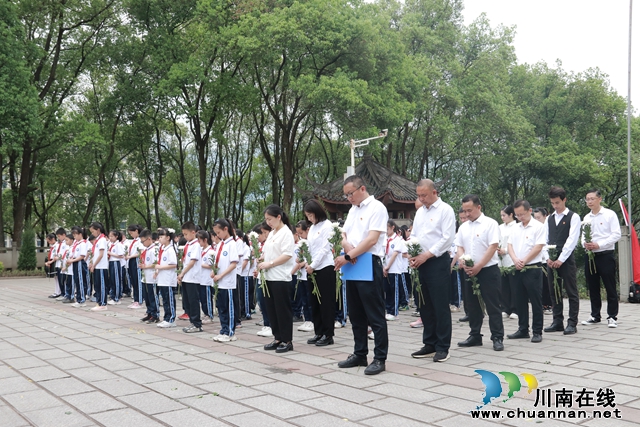 叙永镇中心校党支部开展清明祭英烈主题党日活动