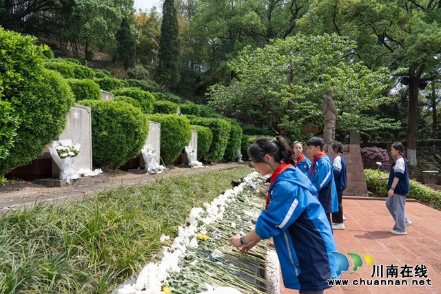 合江县九支中学开展清明节祭扫活动