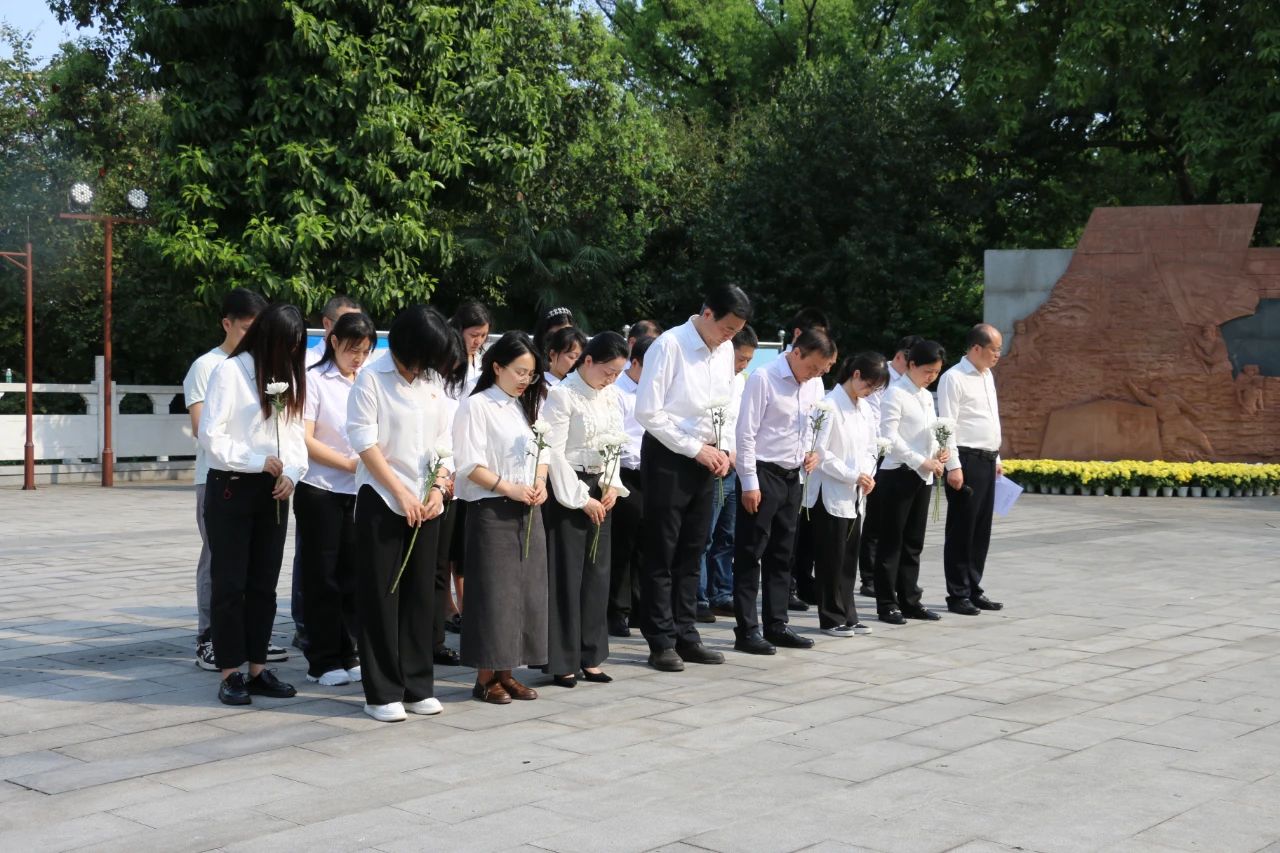 泸州市口岸物流办开展清明祭扫缅怀革命先烈活动
