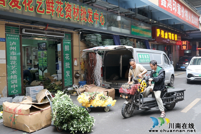 龙马潭：临近清明鲜花市场走俏。文明祭祀成为新风尚