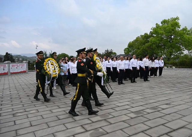 缅怀革命先烈 赓续红色血脉｜泸县建校开展主题党日活动