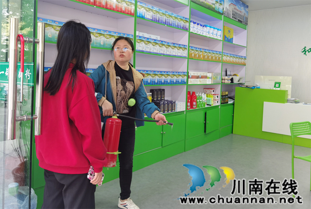 江阳区华阳街道康乐社区开展“九小场所”安全检查