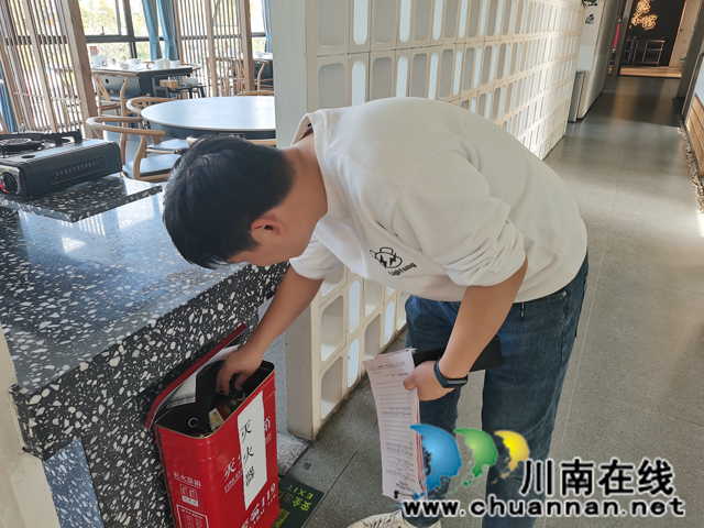 江阳区华阳街道康乐社区开展“九小场所”安全检查(图2) 康乐社区开展“九小场所安全检查”2.jpg