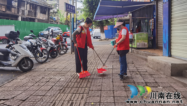 龙马潭区小市街道下大街社区团支部开展卫生大扫除志愿服务