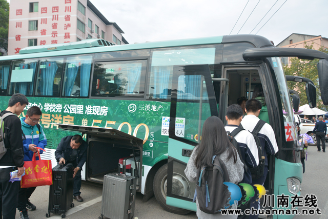民心守护 | 泸县一中携手公交公司开展定制公交进校园服务(图2) 定制公交进校园-(5).jpg