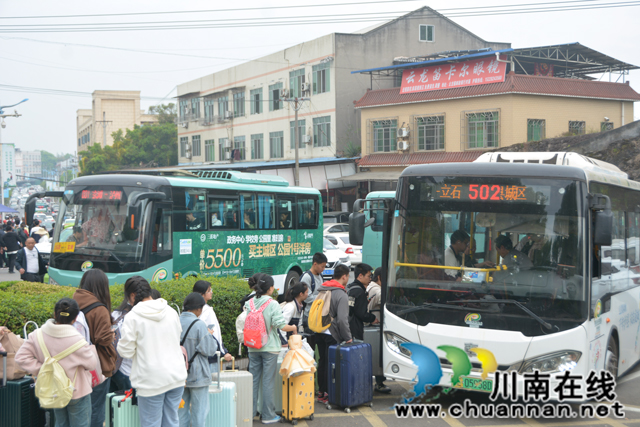 民心守护 | 泸县一中携手公交公司开展定制公交进校园服务(图3) 定制公交进校园-(14).jpg