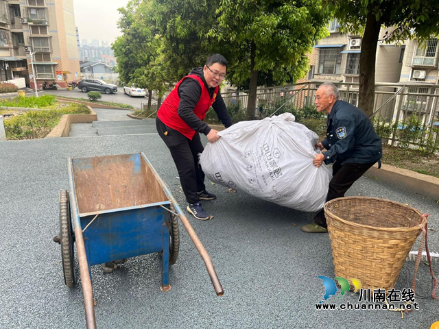 纳溪:“红马甲”践行新风尚,助力文明城(图2) 马甲2.png