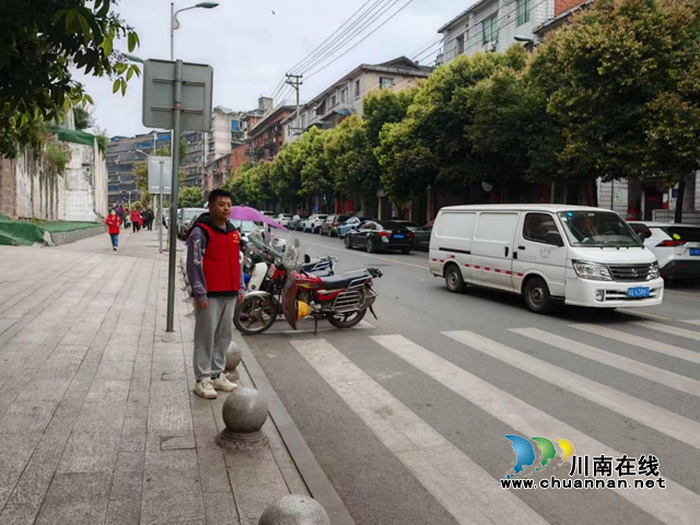 纳溪:“红马甲”践行新风尚,助力文明城(图3) 马甲3.png