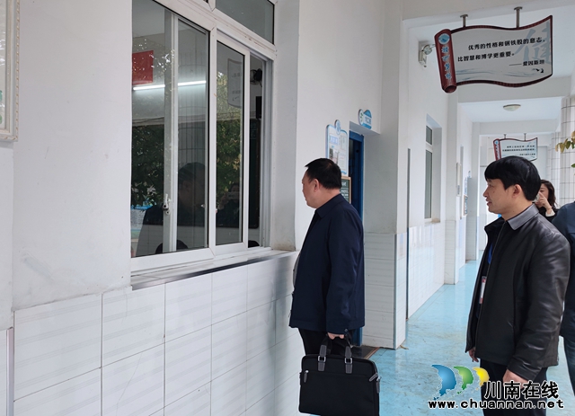 马宗文到叙永县正东镇中心小学校检查教学常规工作