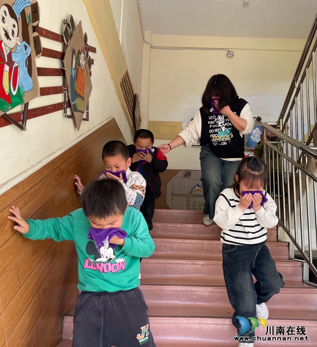 叙永县正东镇中心幼儿园开展消防应急疏散演练