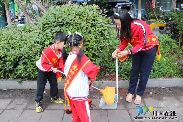 志愿者打扫卫生（陈聪蓉）.JPG
