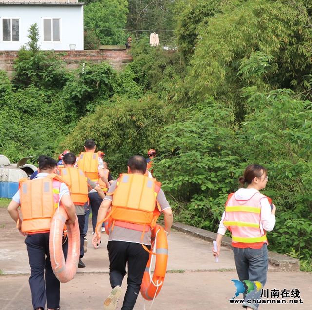 “汛”练有速 以练筑防丨龙马潭区鱼塘街道开展防汛、地灾综合应急演练