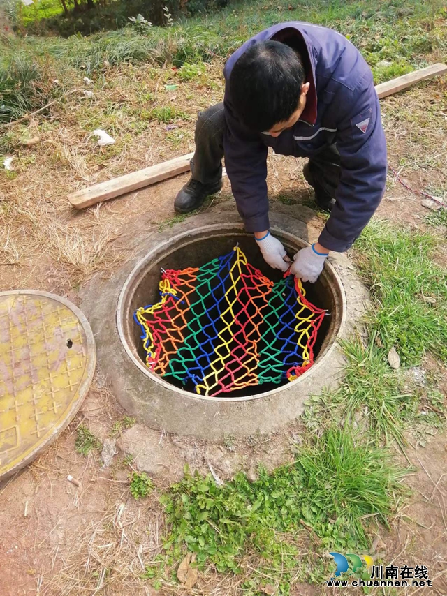 龙马潭区鱼塘街道：井盖加装防坠网，保障市民“脚下安全”