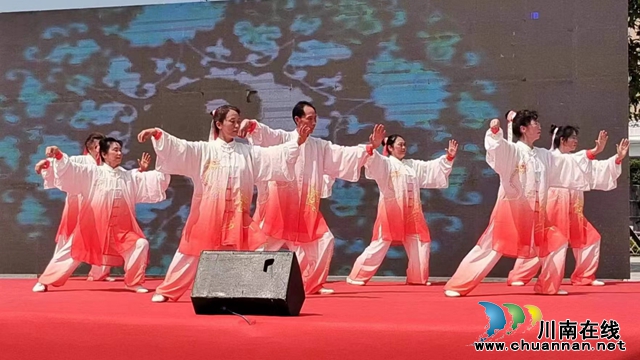 泸县老体协组队为劳模表彰会文艺义演(图1) 表演中2 (1).jpg