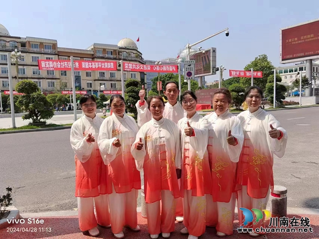 泸县老体协组队为劳模表彰会文艺义演(图2) 队员们表演后留影.jpg