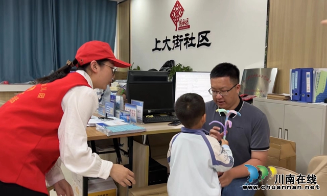 龙马潭区上大街社区：暖心！幼儿园小朋友给社区工作者送来“五一节”特殊礼物