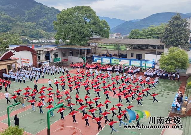 叙永县正东镇中心小学校开展“阳光体育大课间”比赛