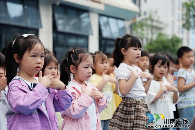 叙永云湖幼儿园开展“以爱之名 献礼母亲”母亲节主题活动